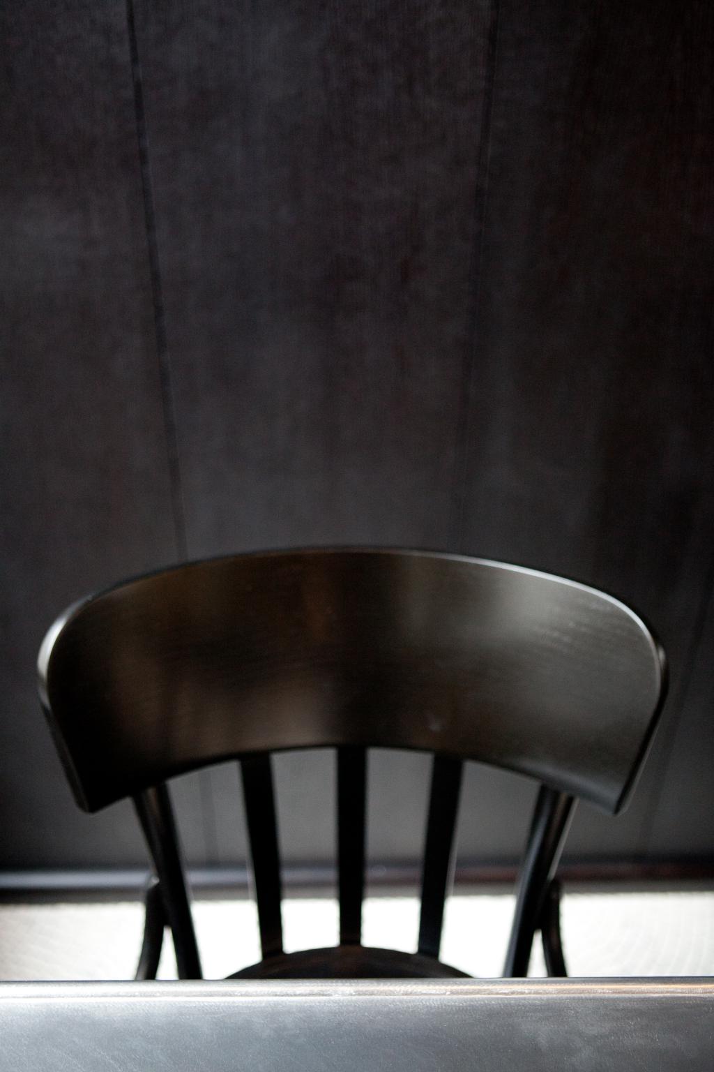 Der Stuhl ist ein Nachbau des originalen Volkshausstuhles.